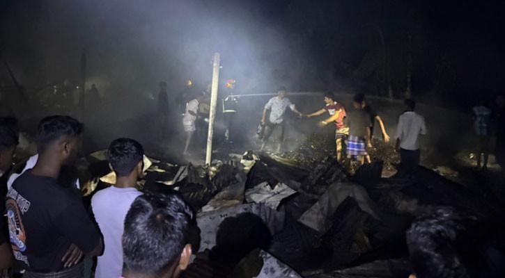 নোয়াখালীতে বৈদ্যুতিক আগুনে ২৮টি দোকান পুড়ে ছাই
